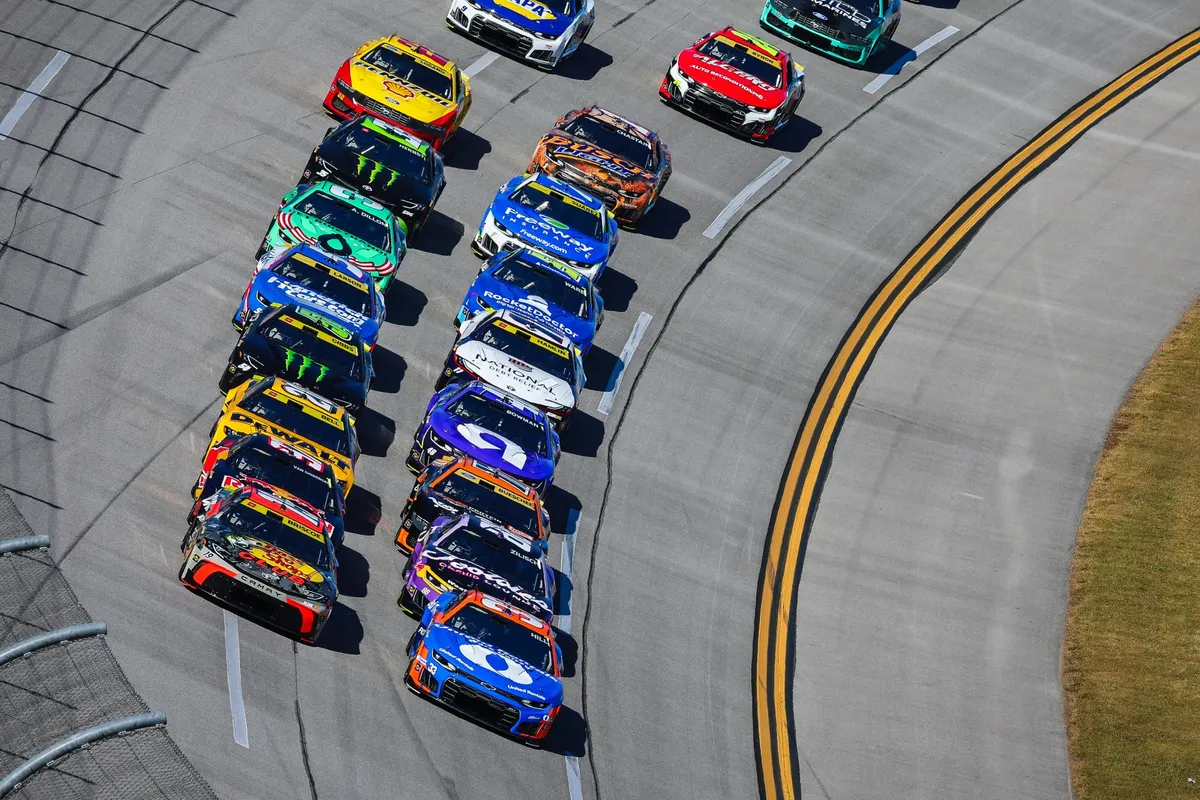 NASCAR Nyaris Kibarkan Bendera Hitam ke 75 Persen Pembalap di Talladega