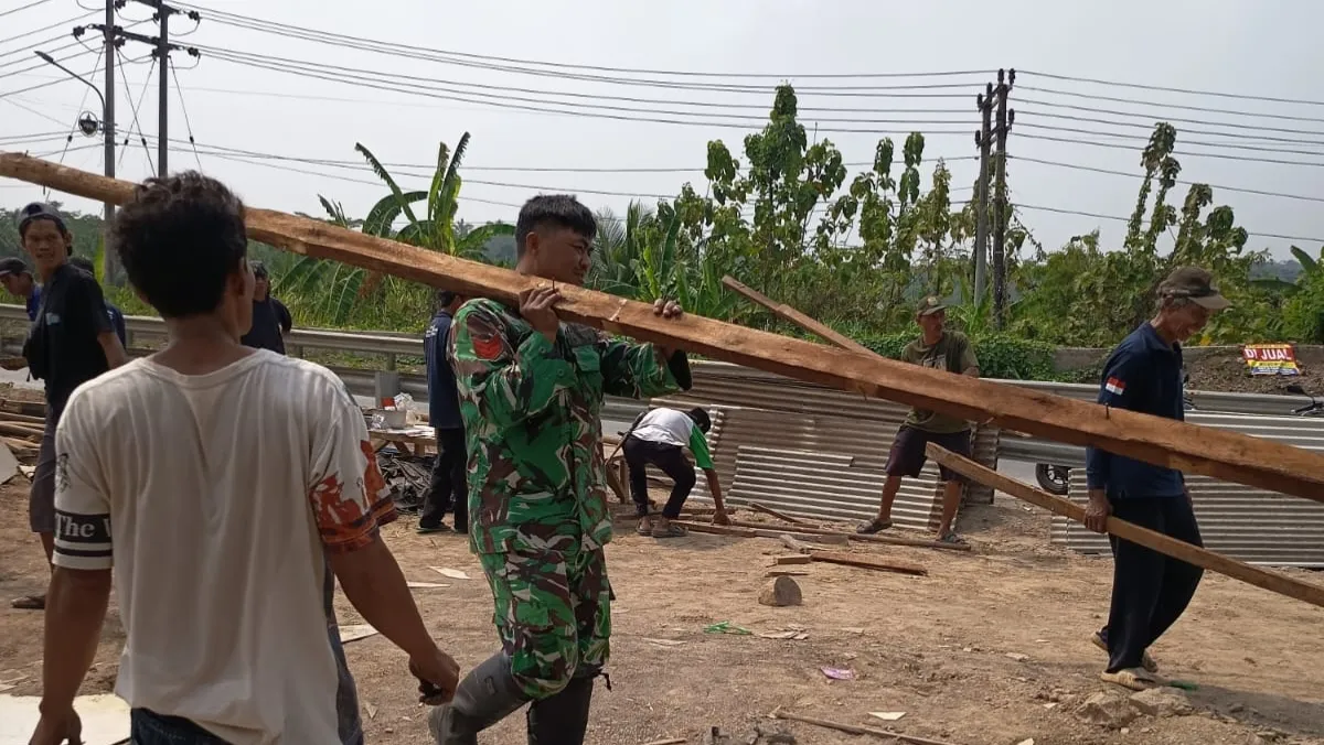 Babinsa dan Warga Cijakan Gelar Gotong Royong Relokasi Rumah