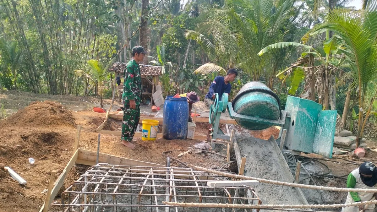 Babinsa dan Warga Padahayu Gotong Royong Bangun Jembatan Gantung