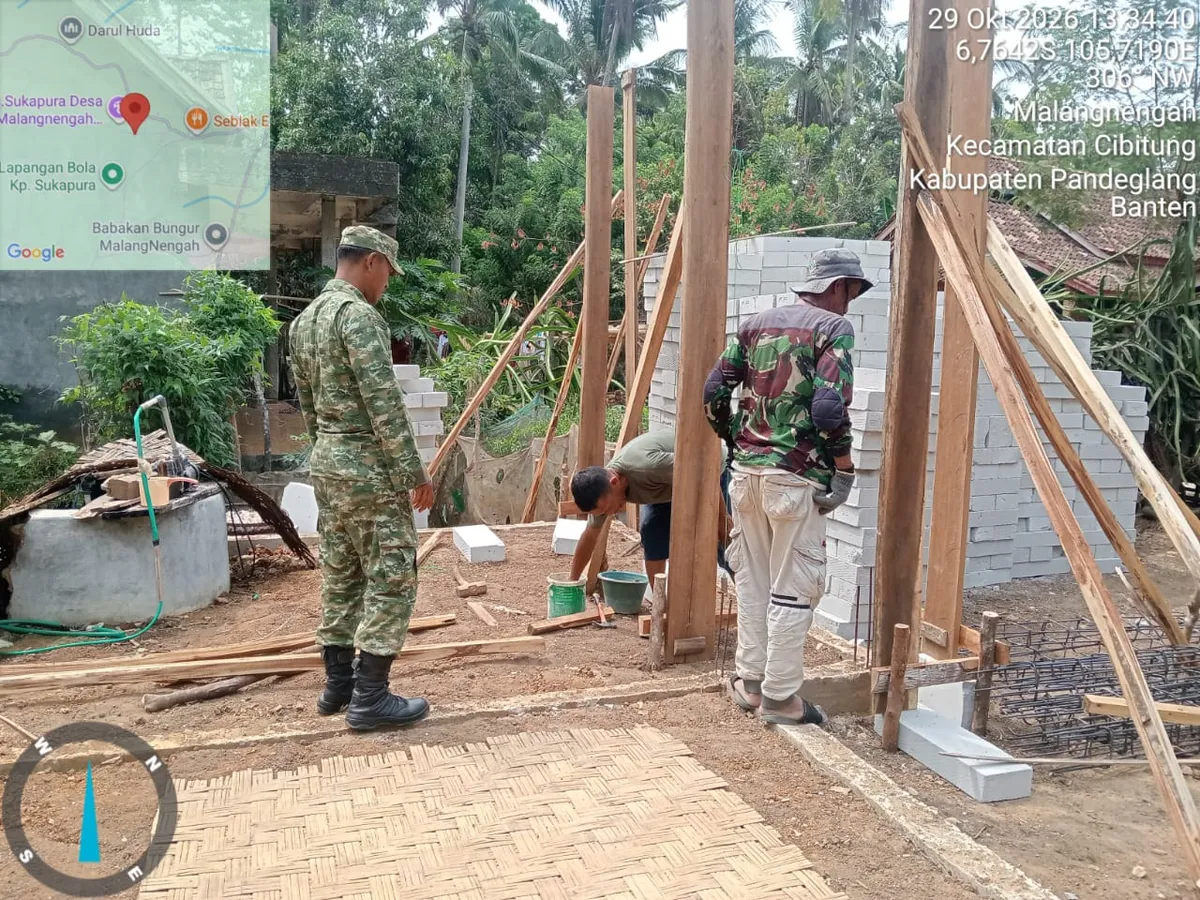 Babinsa Koramil 0113/Cibaliung Dampingi Program RTLH Warga Pandeglang