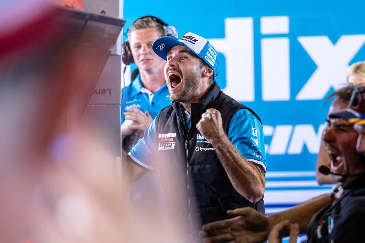 Aksi Sengit Pembalap Warnai Hari Sabtu di Ajang Bathurst 1000