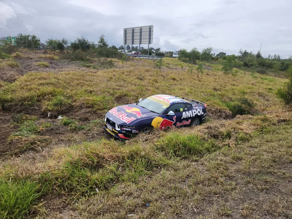 Mobil Promosi Red Bull Ampol Racing Kecelakaan di Jalan Raya