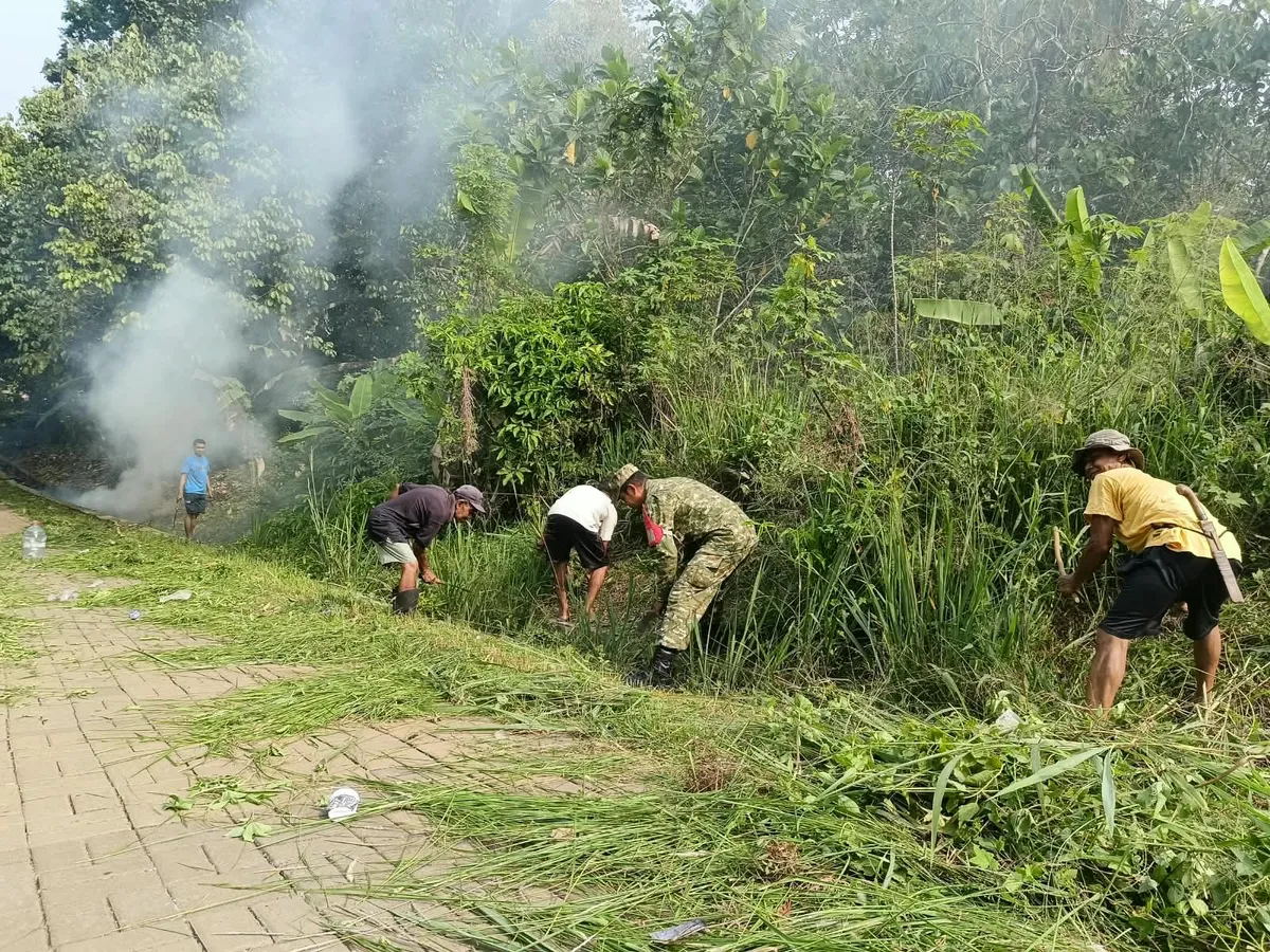 Babinsa Bersama Warga Karangsetra Gelar Karya Bakti Bersihkan Jalan