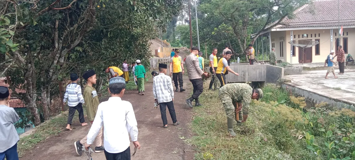 Sinergi TNI, Polri, dan Warga Mandalasari Gelar Bakti Lingkungan