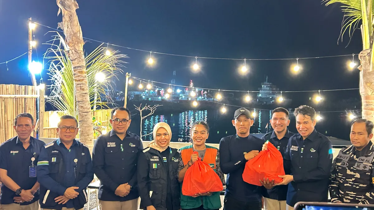 ASDP Beri Penghargaan Nelayan Penyelamat Insiden Kapal Ferry Batumandi