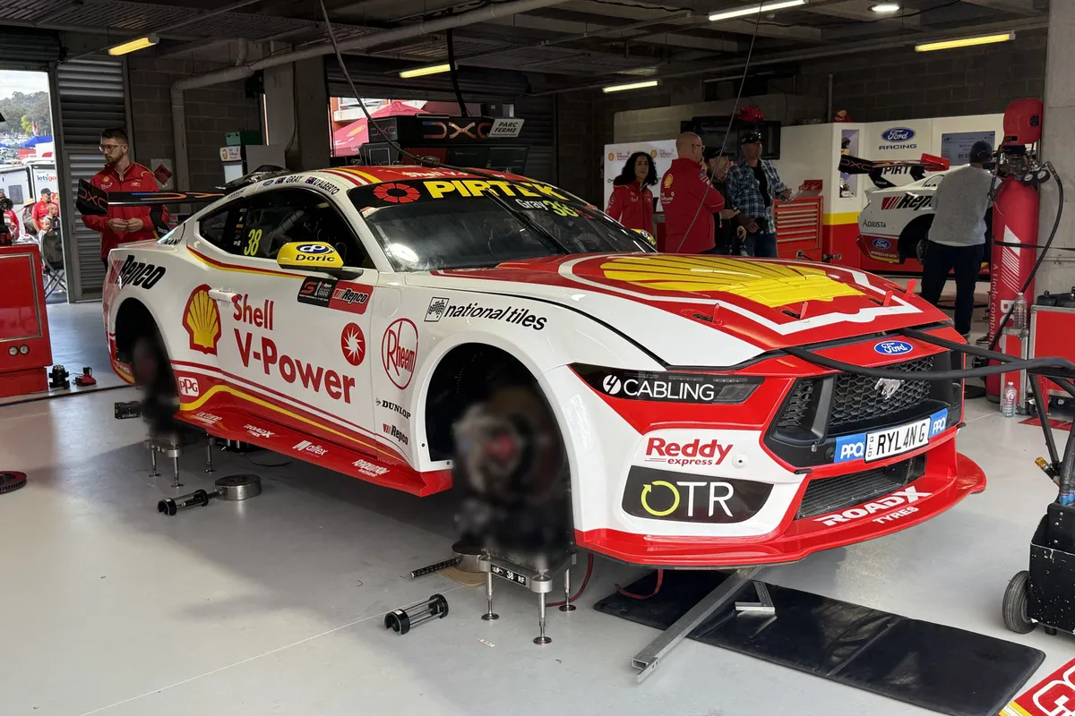 Garasi Bathurst 1000 Berjibaku Rampungkan Perbaikan Kilat Mobil