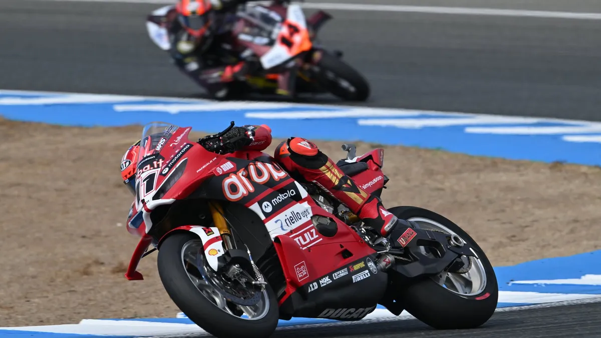 Dominasi Bulega dan Kejutan Lowes di Race 1 Jerez WorldSBK 2026