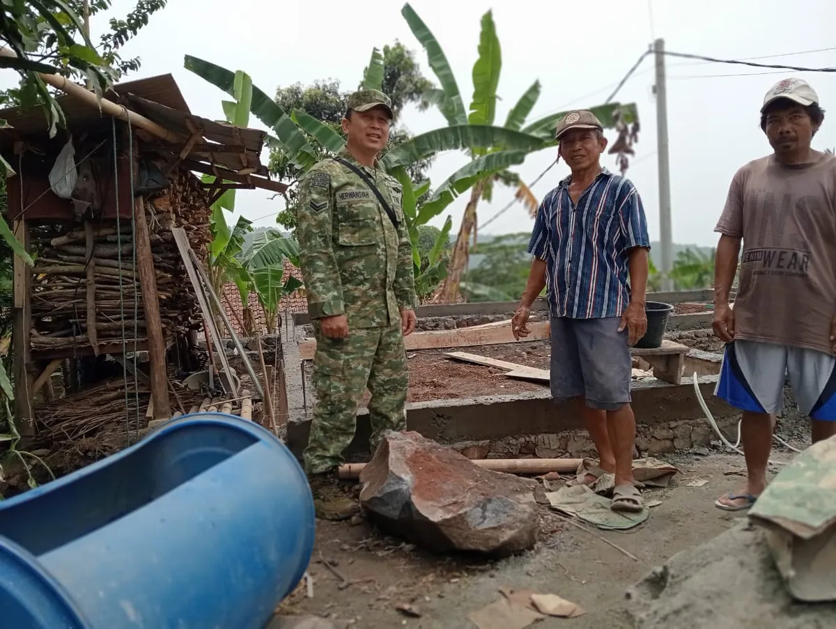 Babinsa Koramil 0103/Banjar Dampingi Pembangunan RTLH Warga