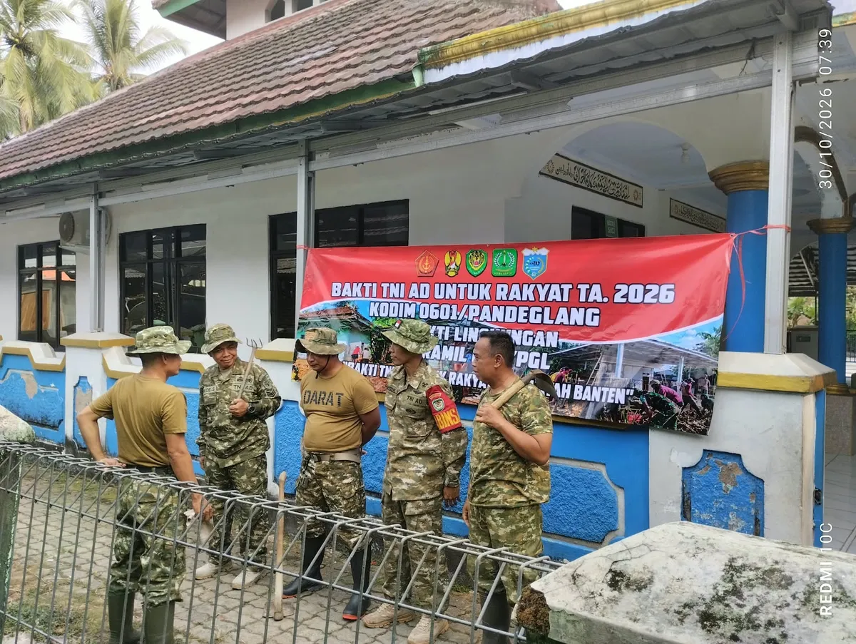 Koramil Pagelaran Gelar Bakti TNI Bersih-Bersih Lingkungan