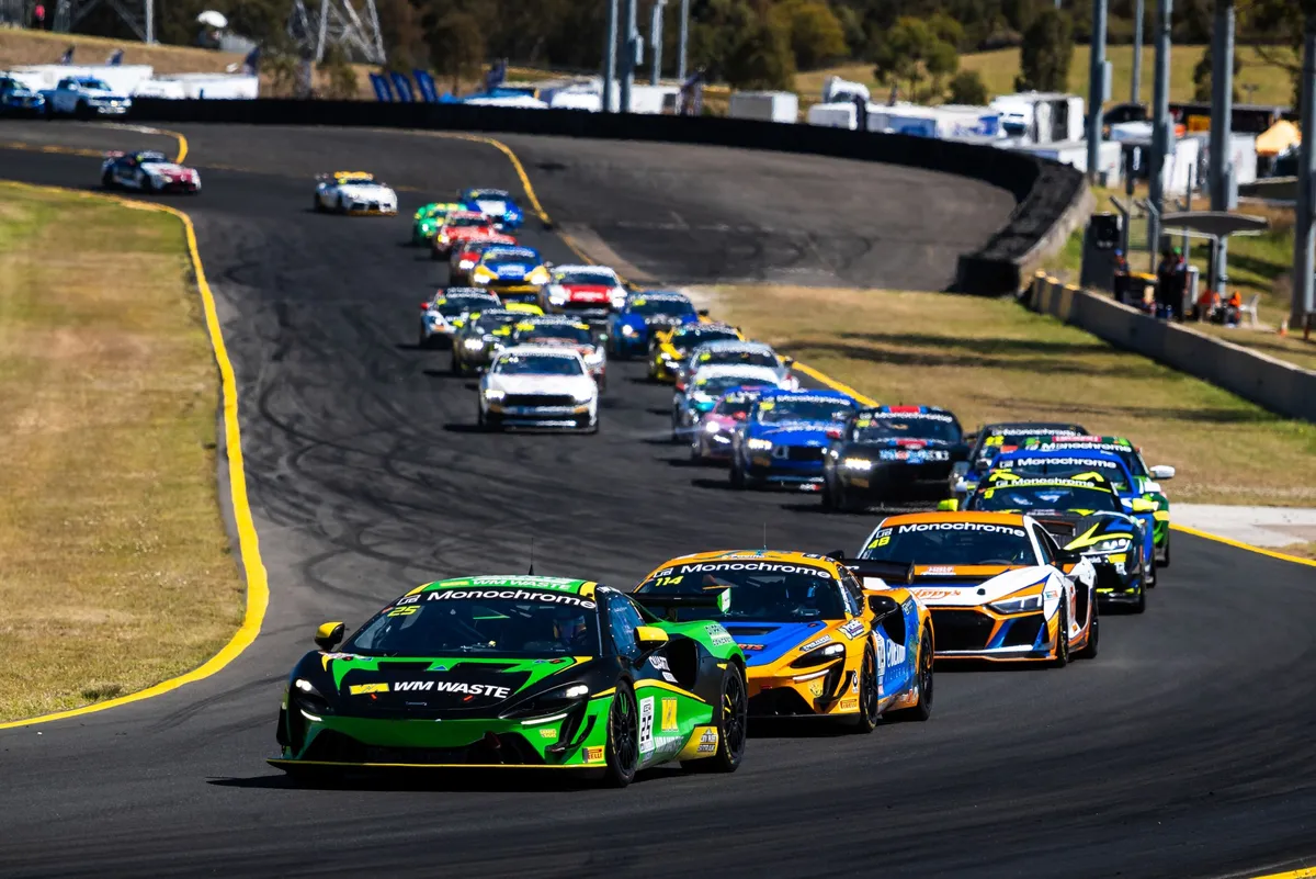 Grid 30 Mobil Siap Bersaing Sengit di Penentuan Gelar GT4 Sandown