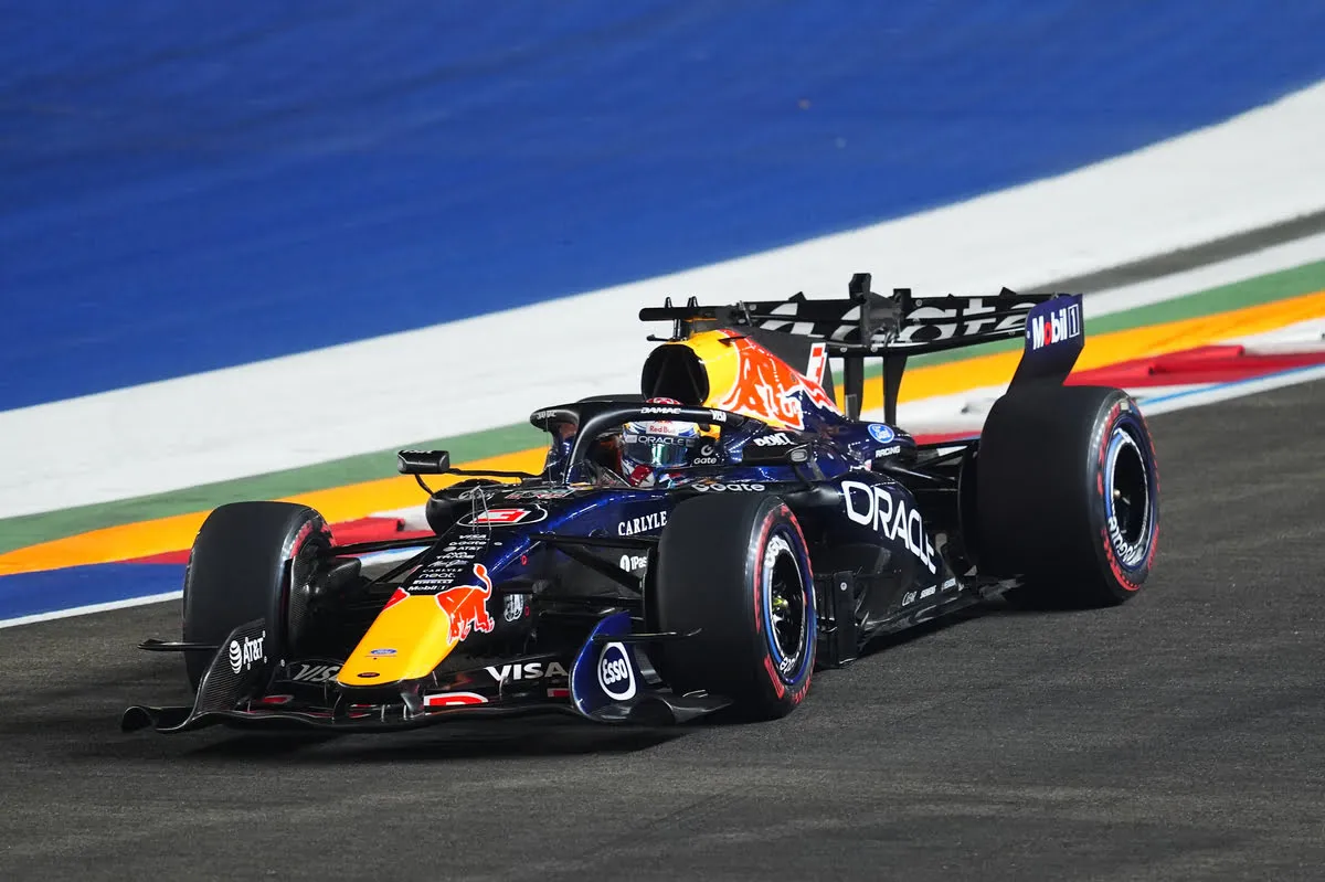 Max Verstappen Taklukkan Masalah Radio dan Kutukan Marina Bay