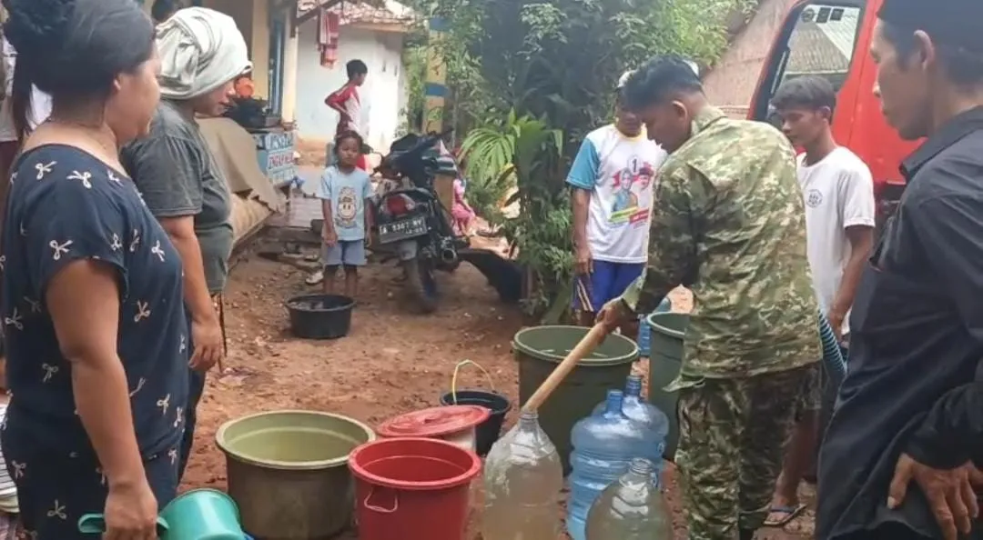 Babinsa Koramil Banjar dan BPBD Salurkan Air Bersih di Pandeglang