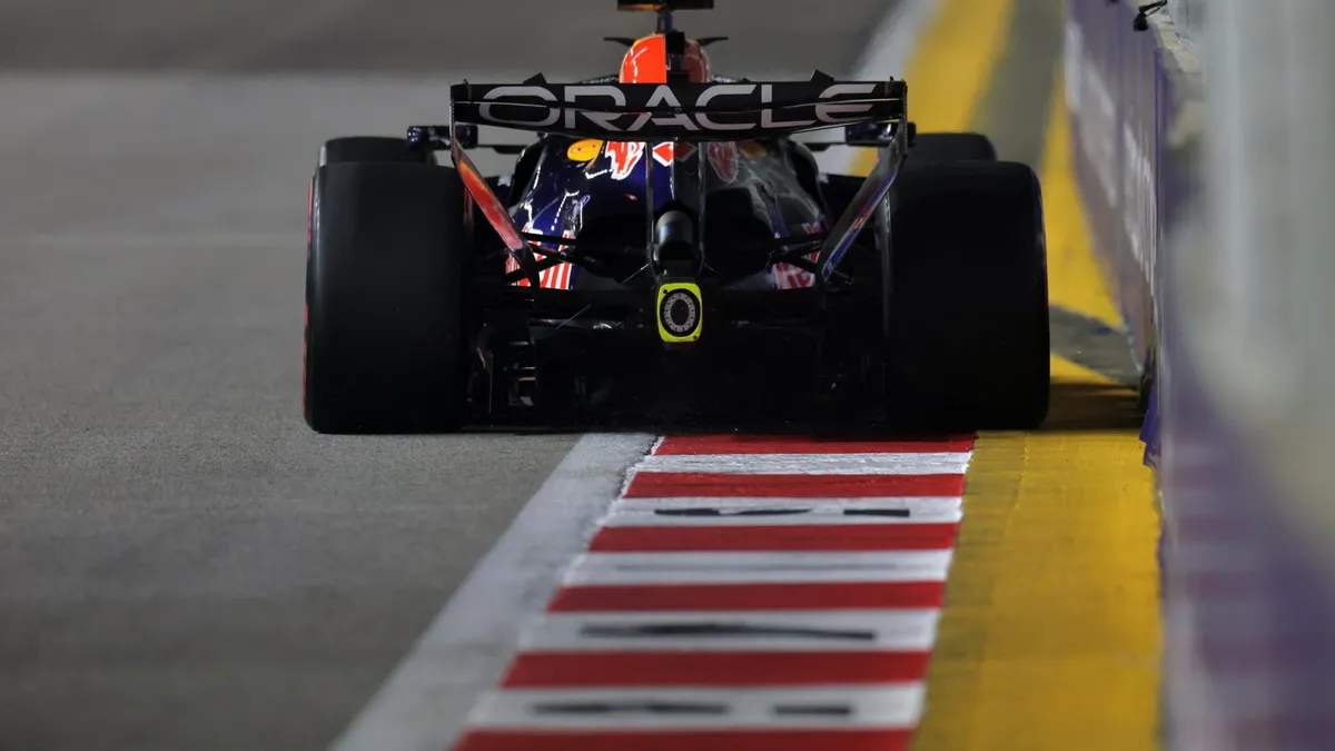 Hujan Deras Tunda Sprint Perdana F1 GP Singapura, Verstappen di Pole