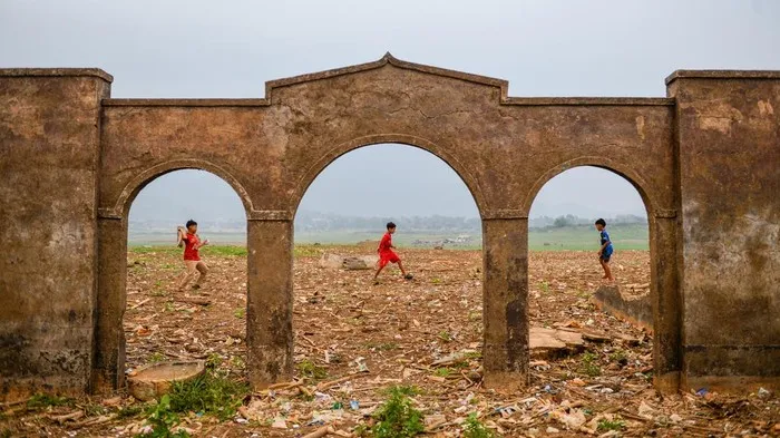 Kemarau Panjang Bikin Sisa Masjid Waduk Jatigede Sumedang Muncul