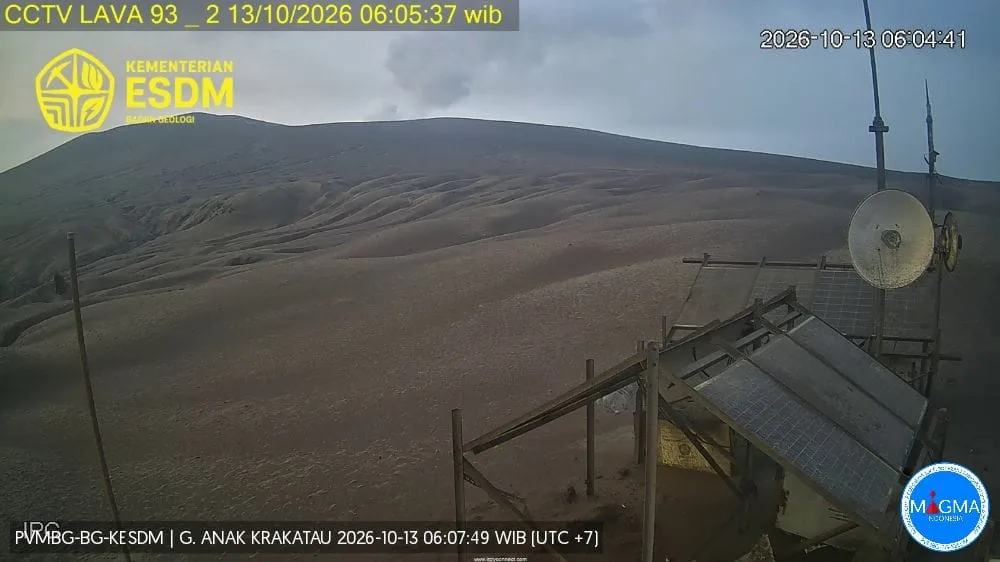 Aktivitas Vulkanik Anak Krakatau Siaga, Sinar Api Teramati di Kawah