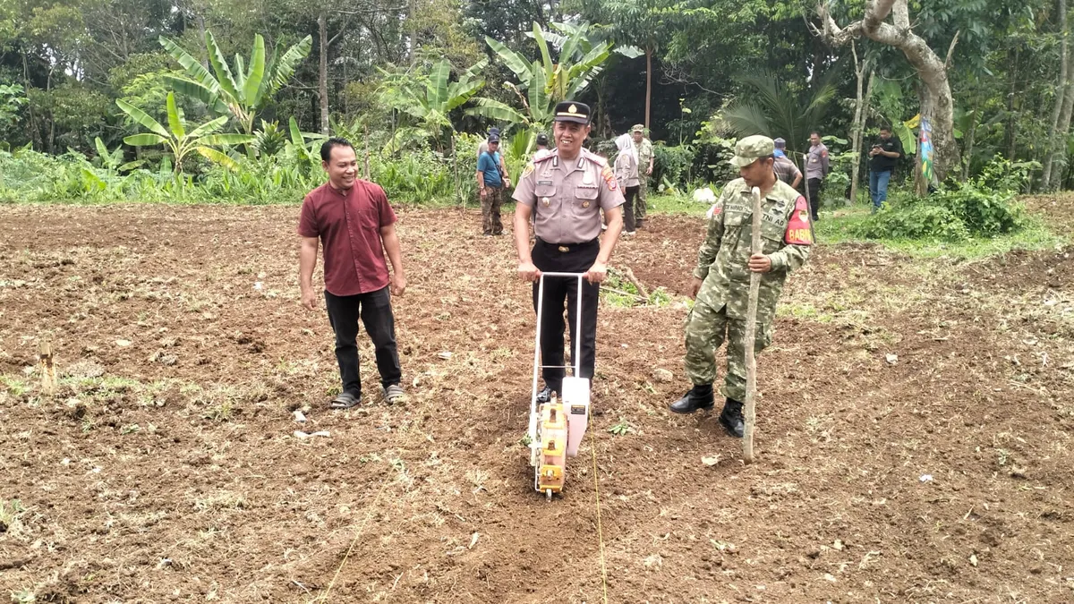Babinsa dan Petani Banten Tanam Jagung Hibrida untuk Ketahanan Pangan