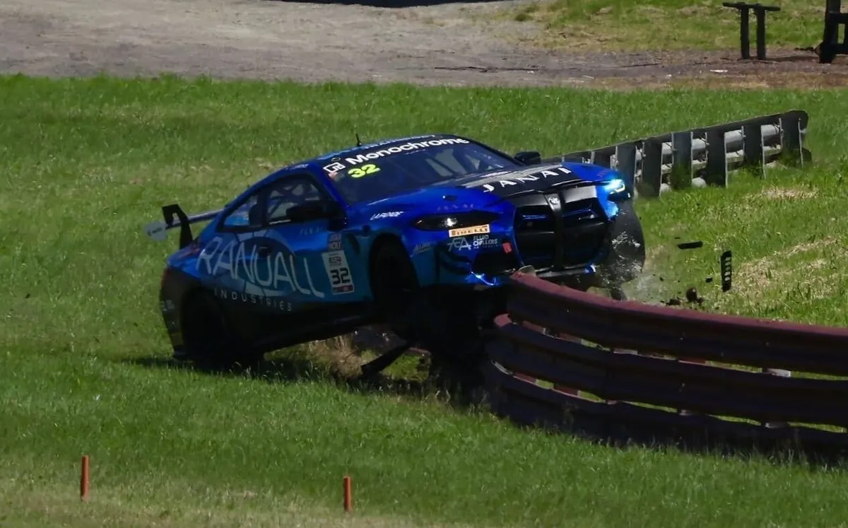 Kecelakaan Spektakuler Warnai Sesi Latihan Perdana GT4 Sandown