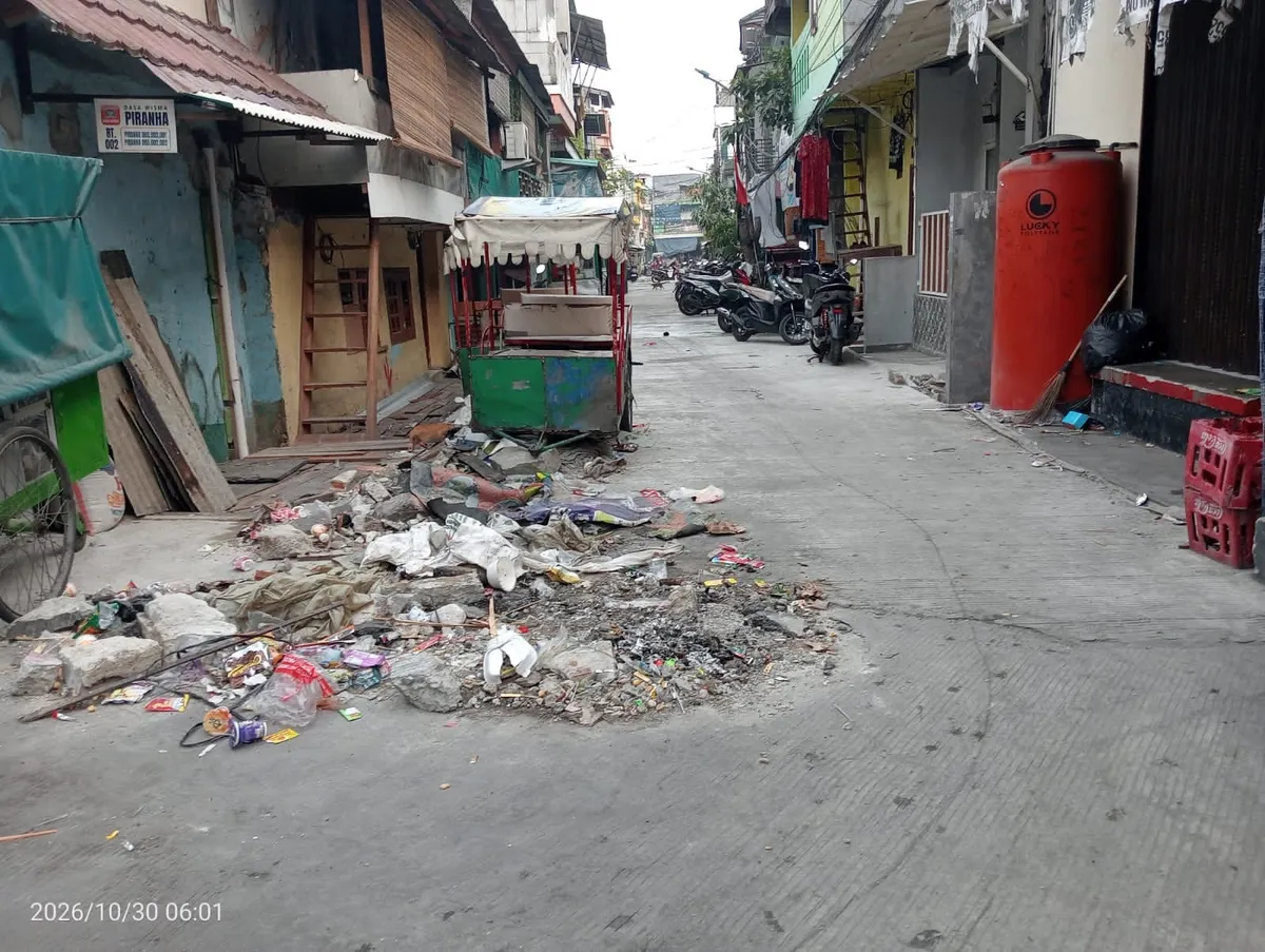 Warga Kalibaru Keluhkan Sampah dan Parkir Liar Usai Perbaikan Jalan