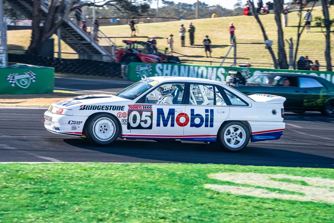 Aksi Larry Perkins Bawa Trofi Peter Brock di Bathurst 1000