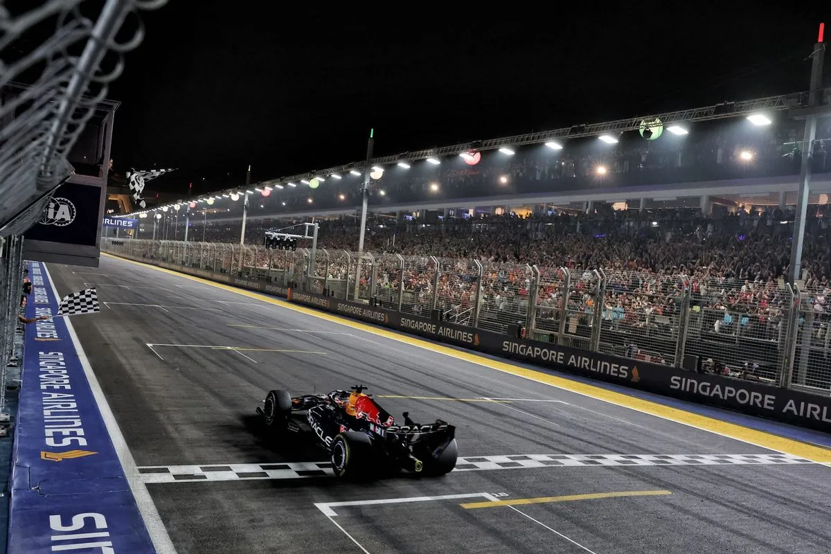Max Verstappen Menang GP Singapura, Strategi Ferrari Hancurkan Lewis Hamilton