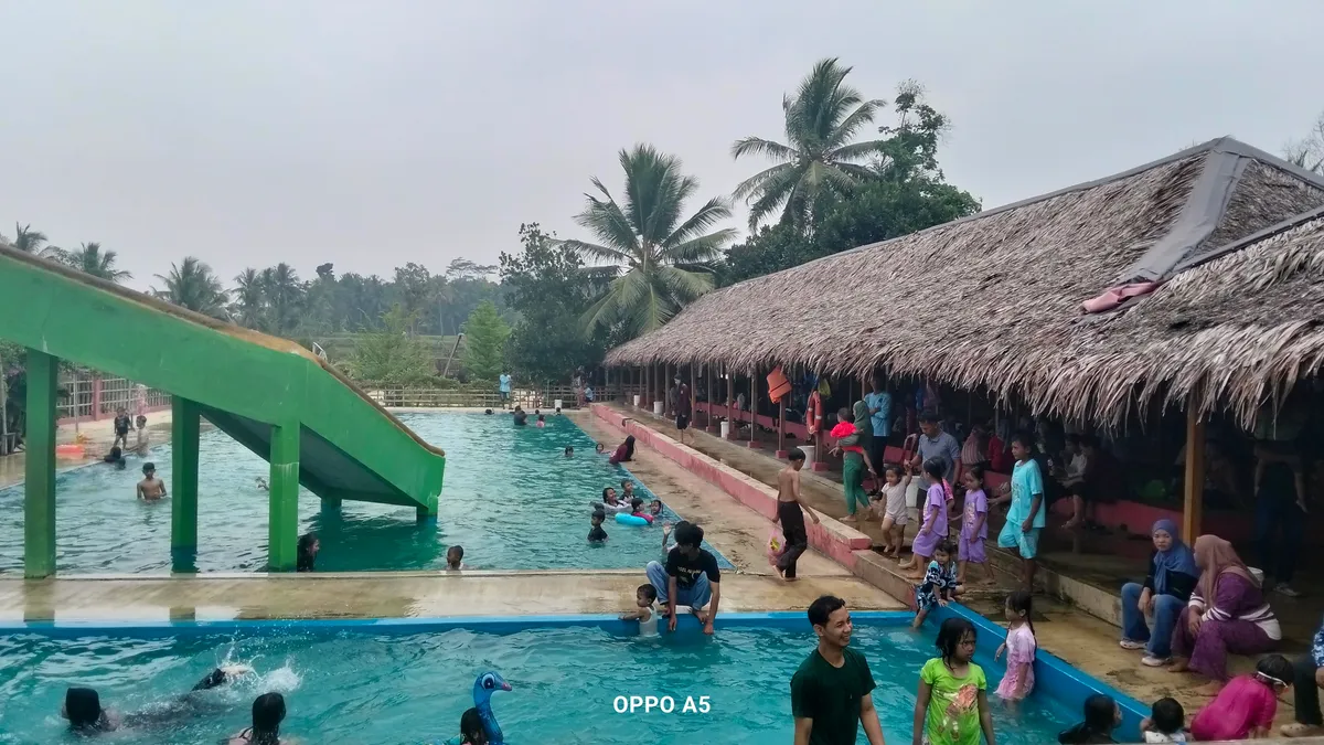 Daya Tarik Wisata Kolam Renang Saung Mbu Ende Cikedal Pandeglang