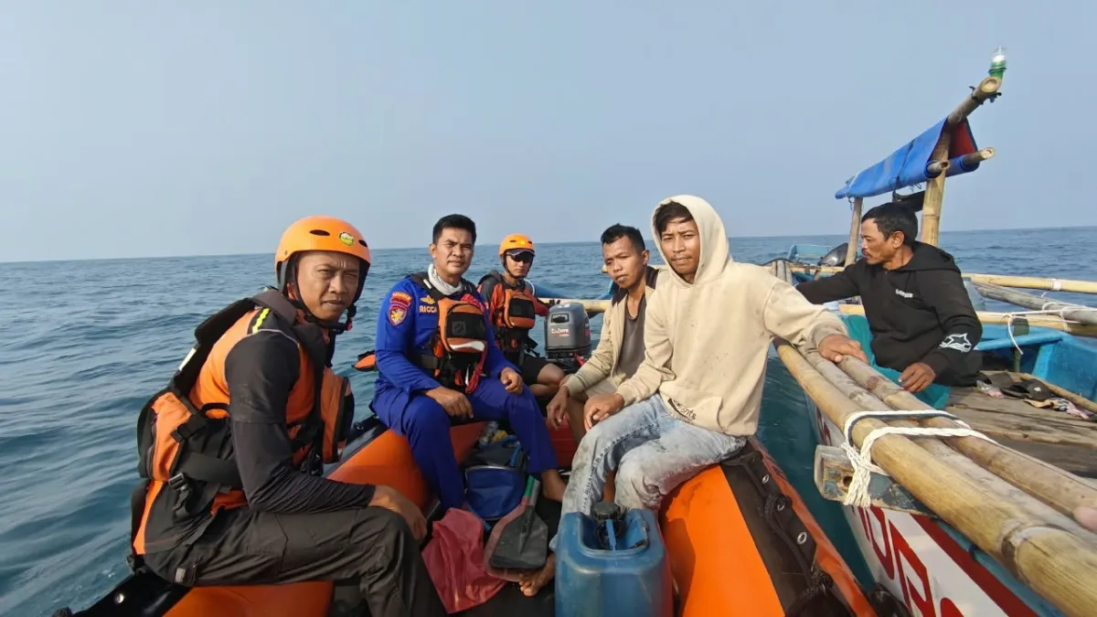 Tim SAR Banten Evakuasi Tiga Nelayan yang Mengalami Mati Mesin di Perairan Anyer