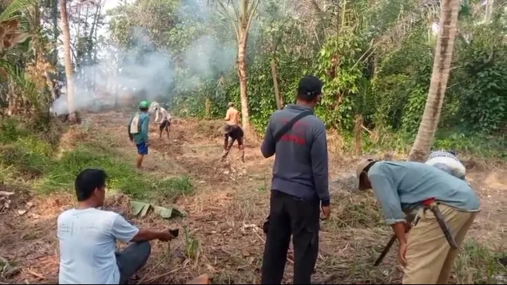 Gotong Royong Warga Desa Idaman dan Bulagor: Kades Ilman Pimpin Pembukaan Jalan Akses Jembatan Perintis Garuda Pandeglang