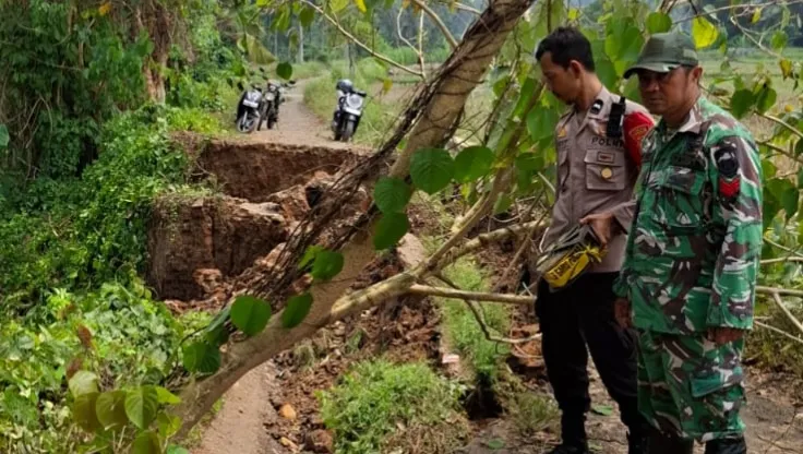 Akses Jalan Pandeglang Lumpuh Total Akibat Longsor, Diduga Dipicu Kebocoran Irigasi