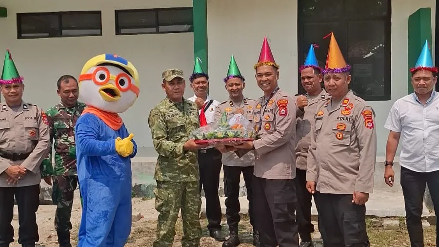 Kapolsek Pandeglang Bersama Anggota Sampaikan Ucapan HUT ke-81 TNI di Koramil 0101/Pandeglang