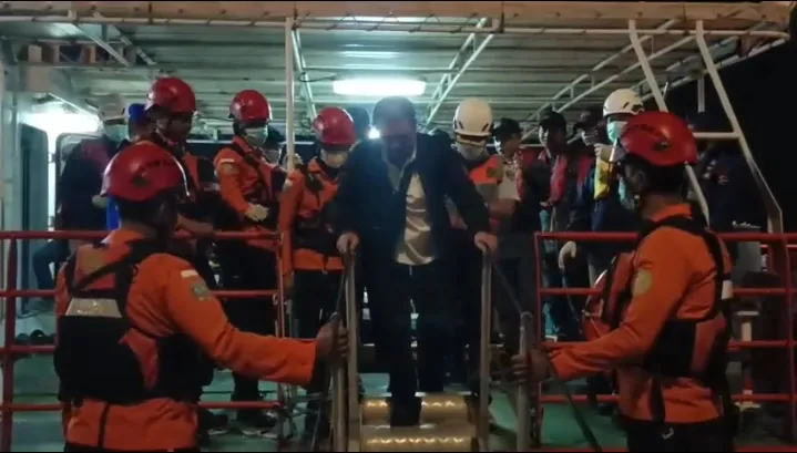 Mencekam di Tengah Laut! Detik-detik Tim SAR Evakuasi Kru Kapal Asing Diduga Usus Buntu di Perairan Merak