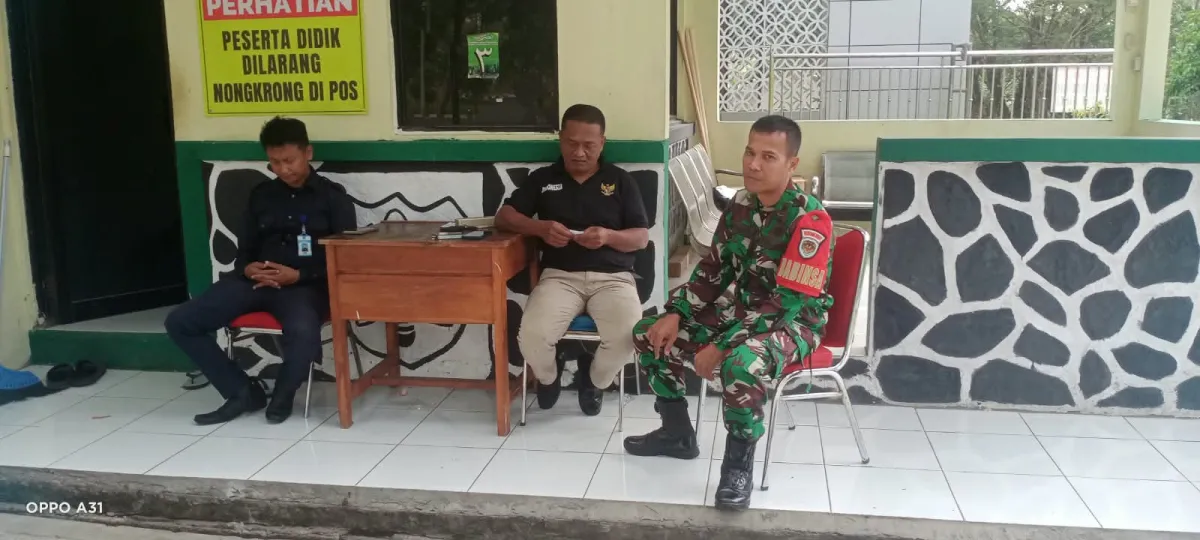 Sinergi TNI dan Sekolah: Babinsa Kelurahan Saruni Lakukan Monitoring Keamanan di SMAN CMBBS Pandeglang