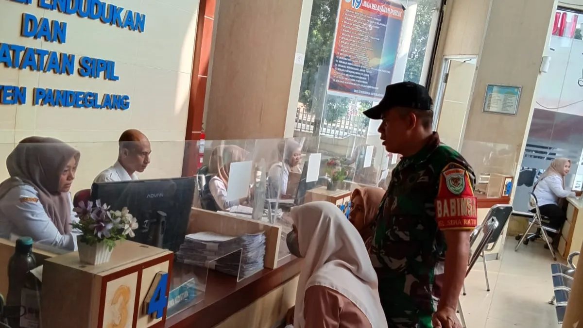 Wujud Kepedulian kepada Warga, Babinsa Koramil 0101/Pandeglang Dampingi Pengurusan KTP dan Akta Kelahiran