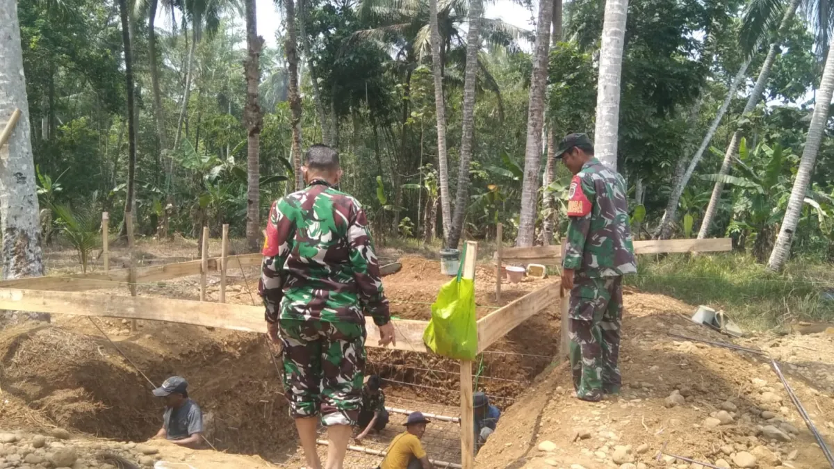 Babinsa Pantau Langsung Pembangunan Jembatan Gantung Padahayu, Warga Segera Nikmati Akses Baru