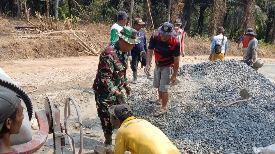 Wujudkan Jalan Mulus, Babinsa Pandeglang dan Warga Kompak Cor Akses Desa Kadu Badak