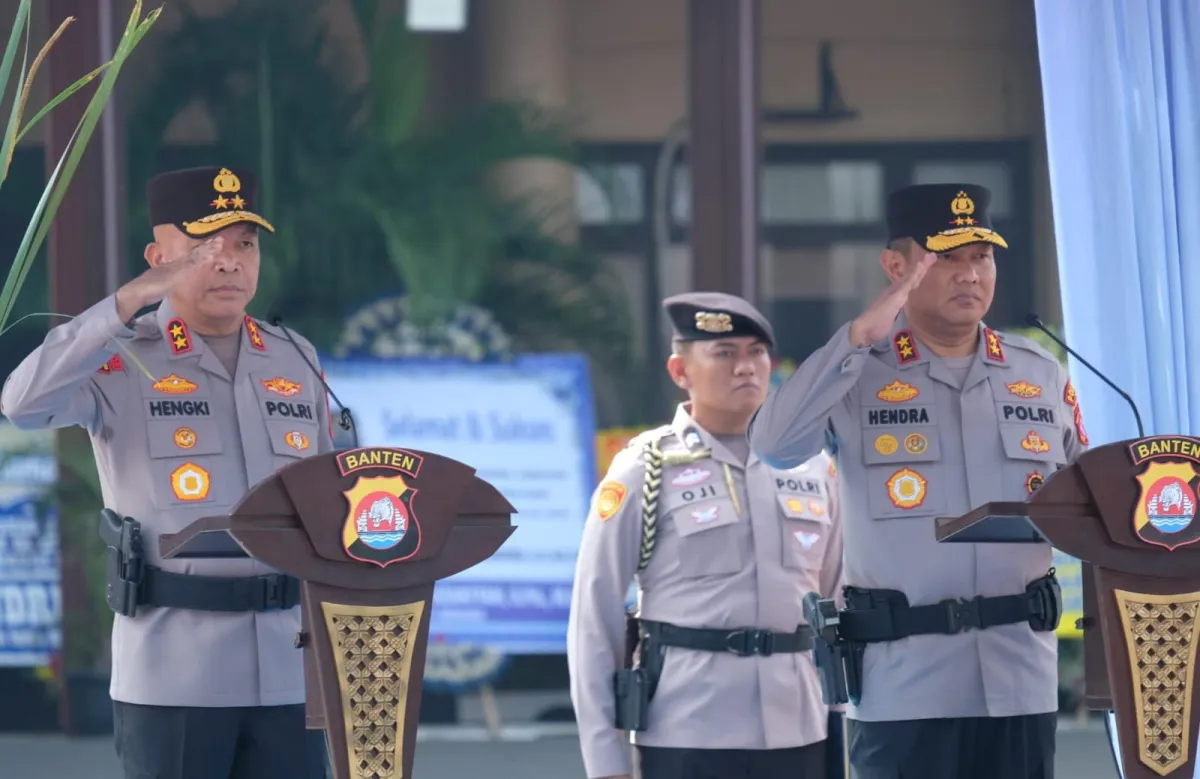 Tongkat Estafet Berganti: Irjen Pol Hengki Serahkan Pataka "Gawe Kuta Baluwarti" kepada Kapolda Banten Baru