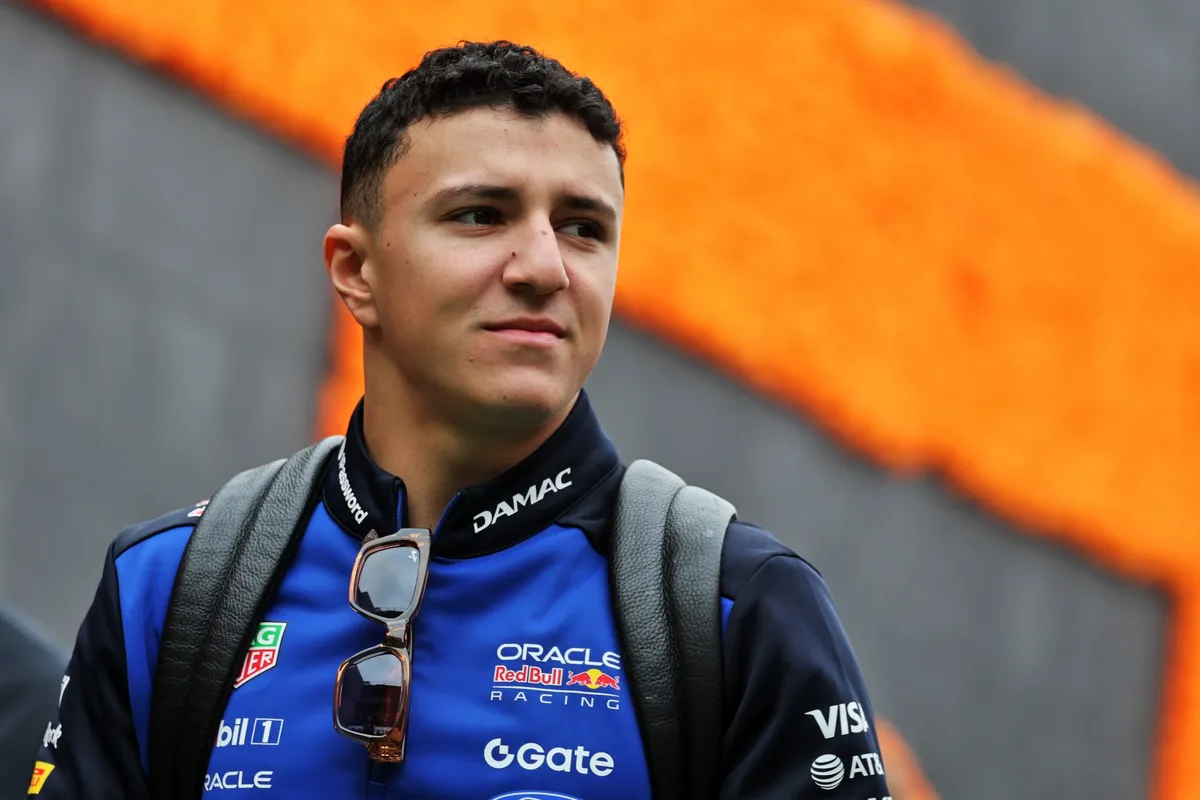 Isack Hadjar Diberi Peringatan Keras FIA Usai Dorong Penggemar di F1 GP Meksiko