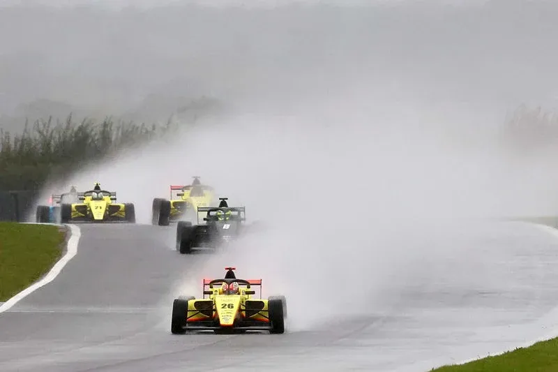 Jesse Phillips Rebut Mahkota Juara Musim Dingin GB4 di Snetterton