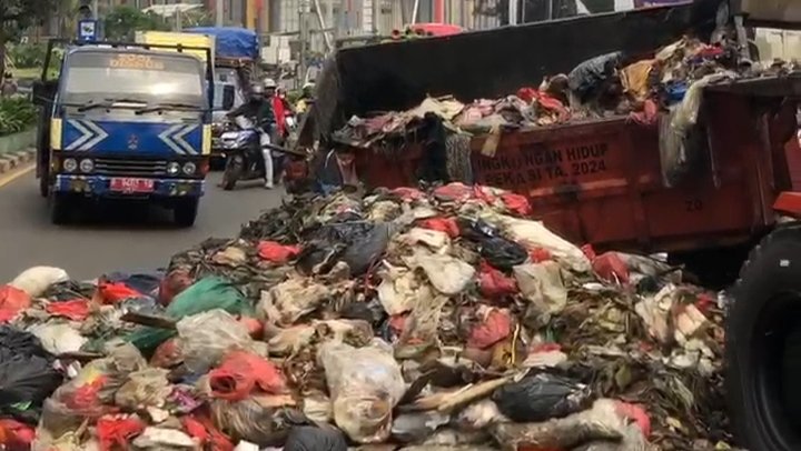 Truk Sampah DLH Kota Bekasi Terguling di Depan Pakuwon Mall Pekayon, Sopir Luka-Luka