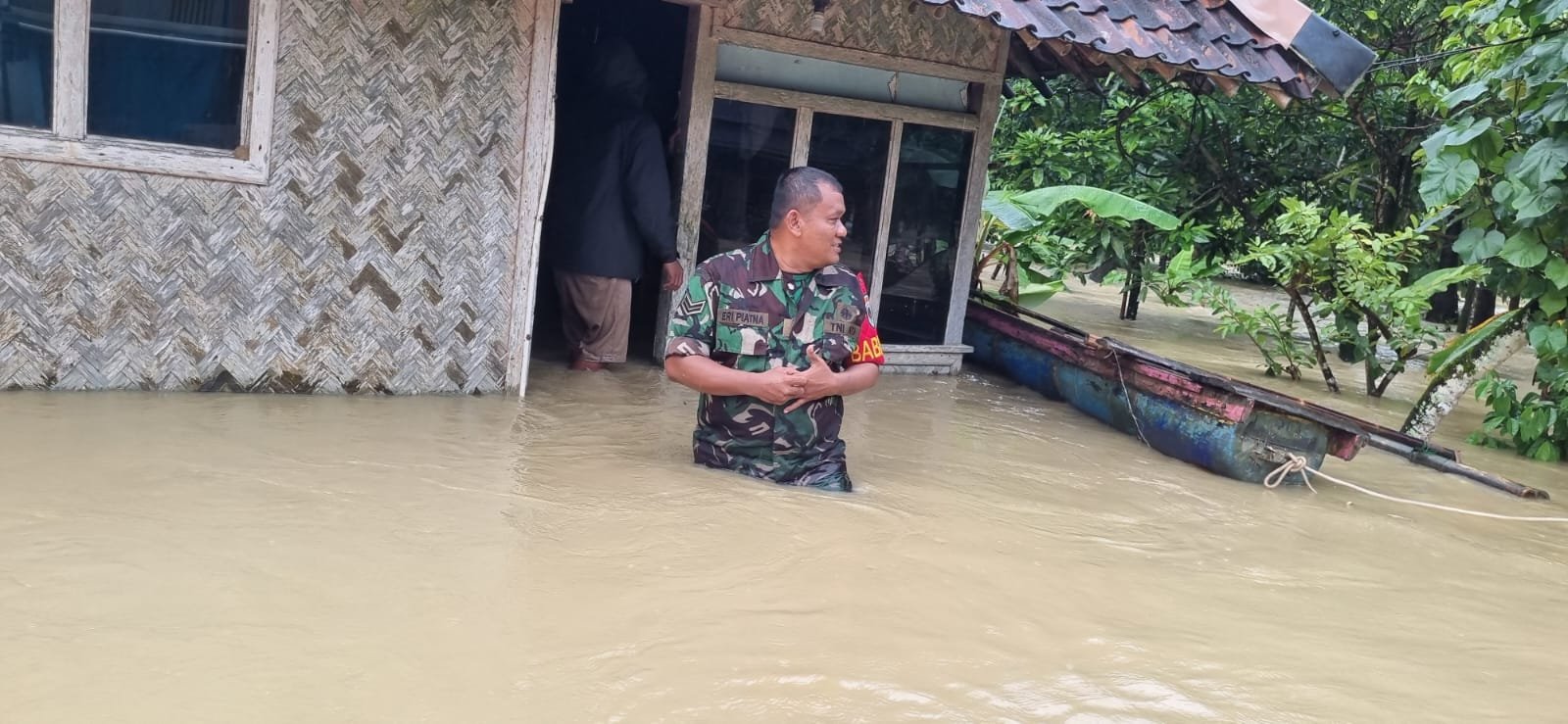 Warga Gotong Royong Bangun Jembatan Darurat, Air Naik hingga 1,8 Meter!