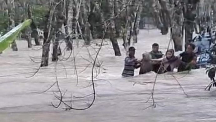 Babinsa Sigap Evakuasi Warga Terjebak Banjir di Desa Karang Jadi OKU Timur 8 Januari 2026