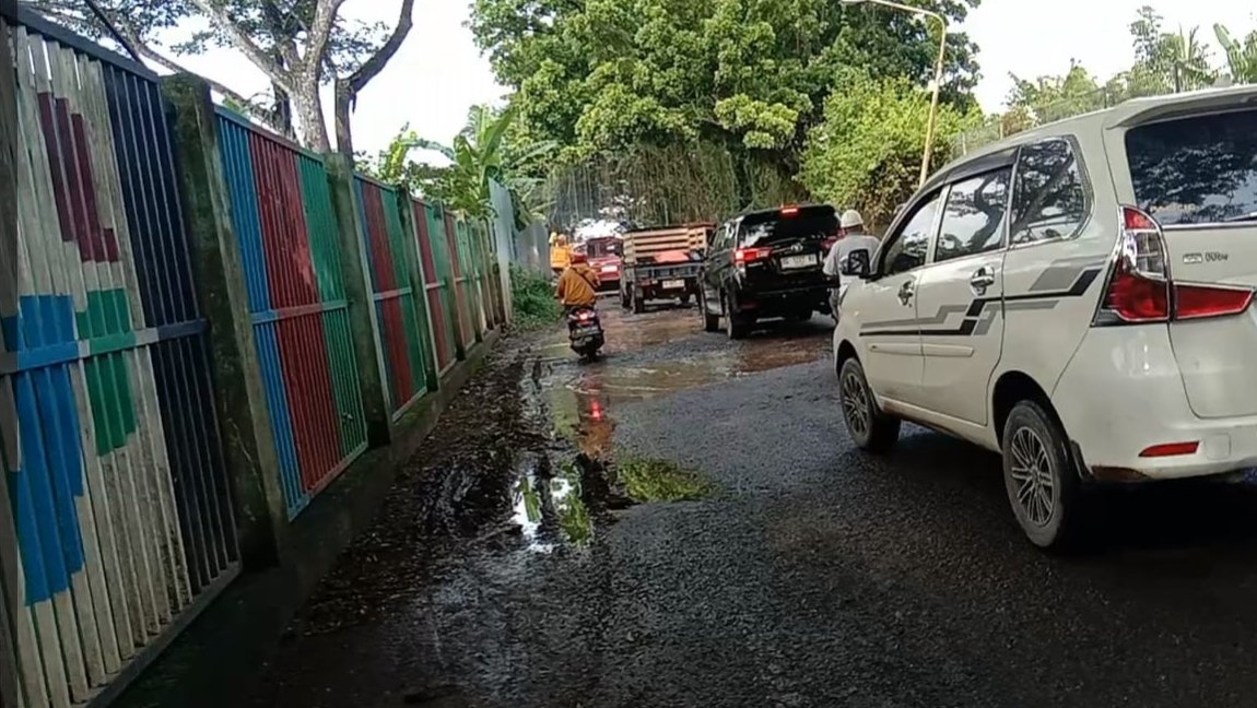 Jalan Rusak di Simpang Selamat Datang Plaju Darat Palembang, Pengendara Keluhkan Lubang Menganga Depan Metering Station Pertamina