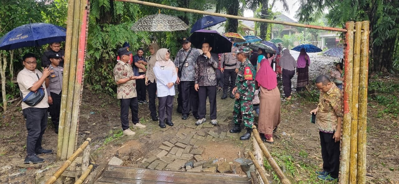 Bupati Pandeglang Tinjau Jembatan Blengbeng Desa Cikeusik