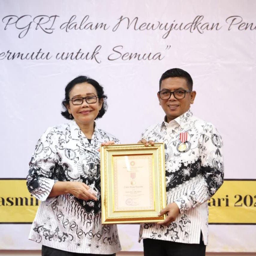 Dedikasi Memajukan Pendidikan di Banten: PB PGRI Berikan Penghargaan Bergengsi kepada Gubernur Andra Soni dan Tinawati