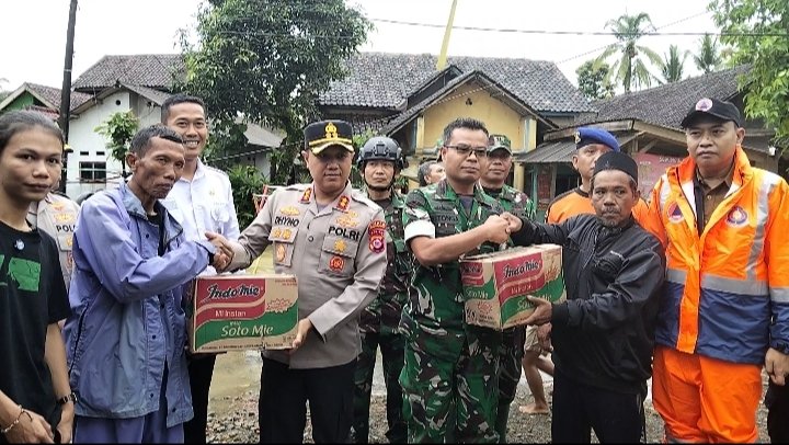Dandim 0601/Pandeglang Tinjau dan Salurkan Bantuan untuk Korban Banjir di Wilayah Koramil 0111/Pagelaran