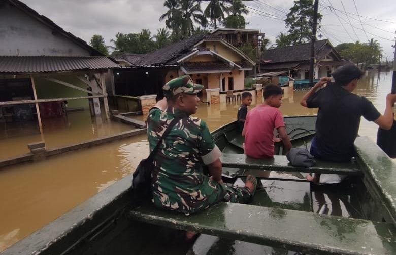 Banjir Meluas di Pagelaran–Patia, Pelda Agus Rizal Evakuasi Warga Pakai Perahu