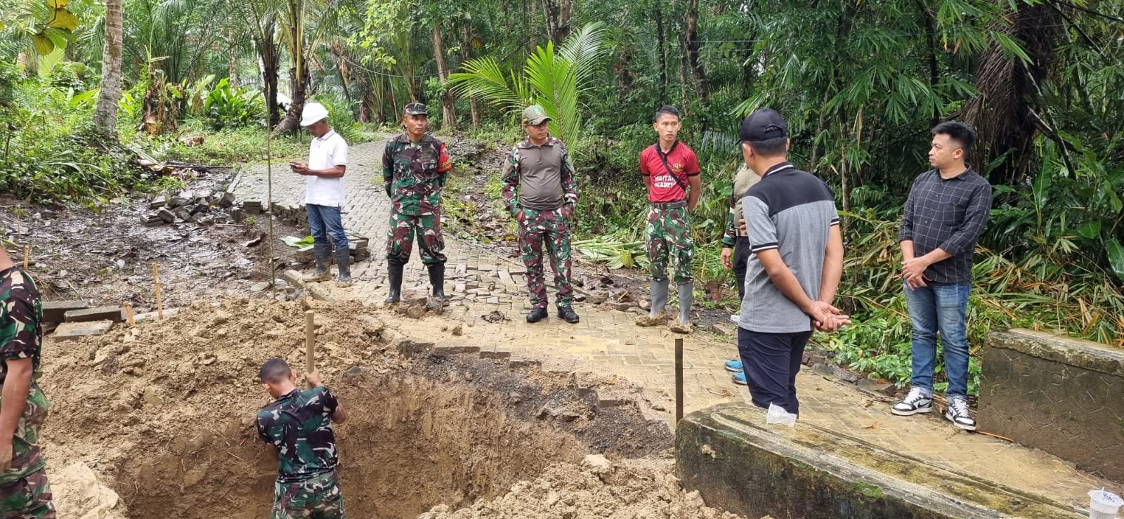Dandim 0601/Pandeglang Tinjau Pembangunan Jembatan Blengbeng di Desa Cikeusik