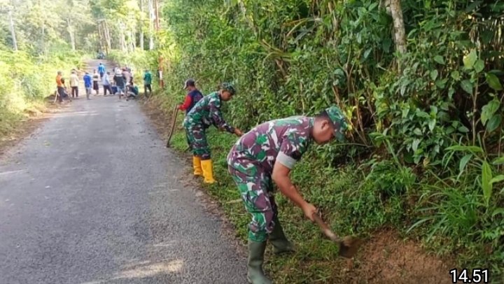 TNI dan Warga Desa Surenlor Trenggalek Gotong Royong Bersihkan Jalan & Parit Cegah Banjir 19 Januari 2026