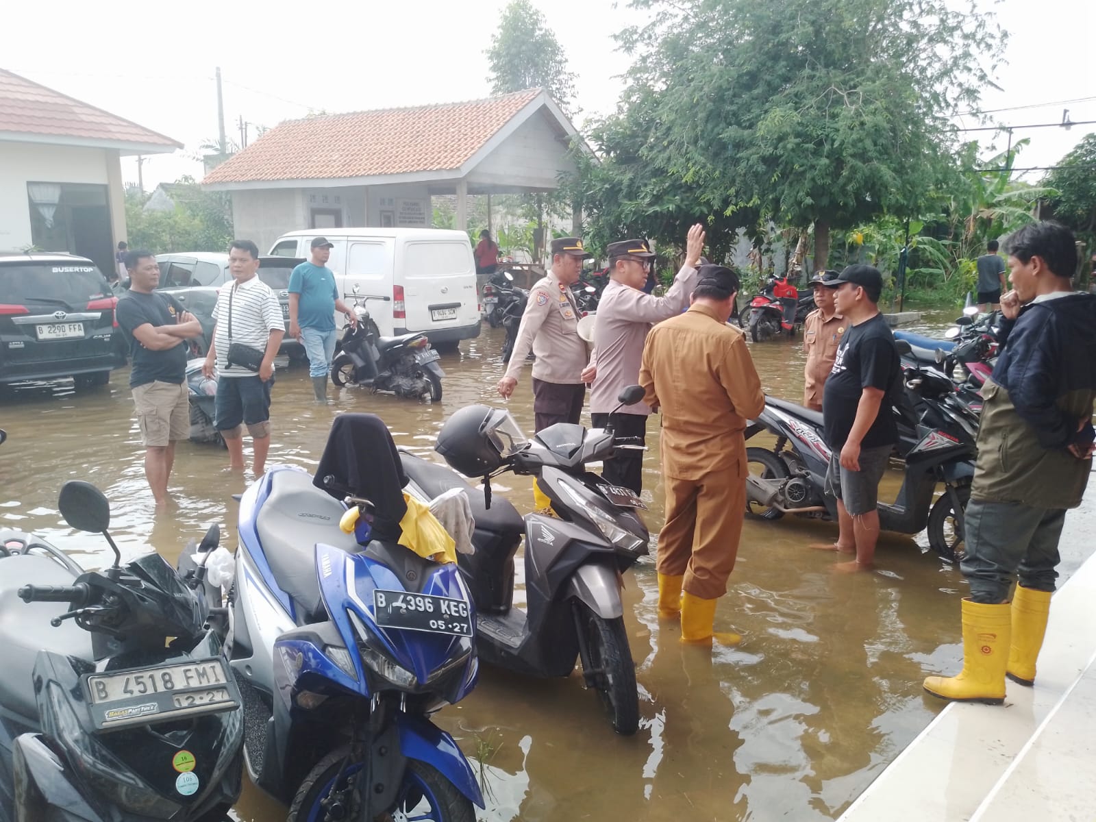 Camat Sukakarya Tinjau Pengungsian Banjir di Villa Kencana Cikarang, Pastikan Kebutuhan Warga Terpenuhi