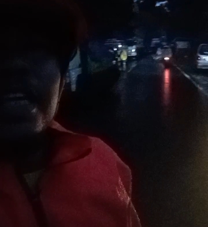 Pohon Tumbang Tutup Jalan Raya Carita Akibat Hujan Deras dan Angin Kencang, Lalu Lintas Macet Parah di Depan Pantai Lagundi