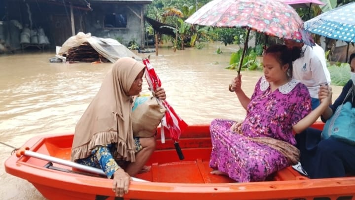 Heroik di Tengah Banjir Pandeglang: Kepala Desa Idaman Evakuasi Ibu Hamil 9 Bulan Sarminah (25) yang Mau Melahirkan, Bersama Bidan Desa Juju